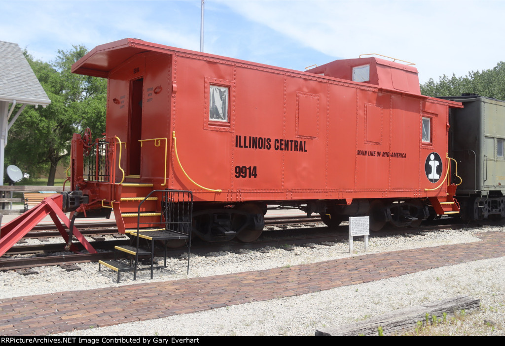 IC Caboose #9914 - Illinois Central